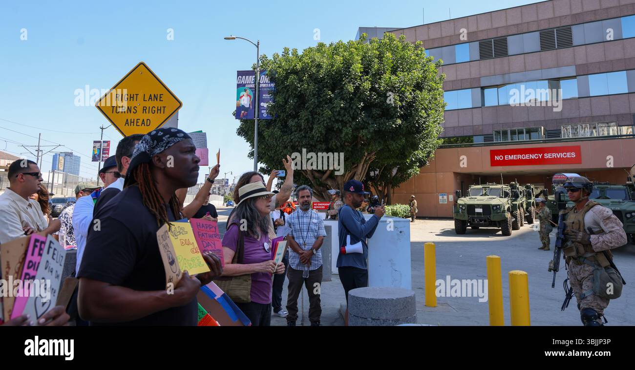 15. Juni 2025, Los Angeles, CA, USA: Summer of Resistance Coalition hat am dritten Tag der 30-tägigen Aktion unter der Leitung von CLUE: Clergy and Laity United for Economic Justice Vatertagskarten für inhaftierte Migranten im Fed Building in LA erstellt und geliefert. Sie befinden sich unter einem Zelt in der historischen Placita Olvera Downtown Los Angeles. Mit SEIU 721, Coalition for Humane Immigrant Rights Central American Resource Center (CARECEN-LA), dem Heart Department und weiteren Partnern. Anführer interreligiöser Anführer hielten eine heilige und feierliche Prozession zum Vatertag im Federal Buildings and Interention Center in Downtown LA, an ab Stockfoto