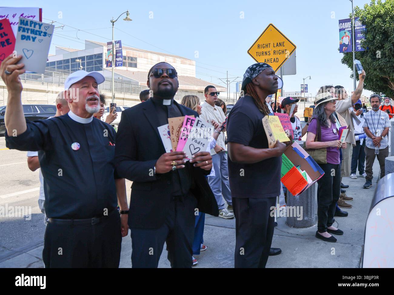 15. Juni 2025, Los Angeles, CA, USA: Summer of Resistance Coalition hat am dritten Tag der 30-tägigen Aktion unter der Leitung von CLUE: Clergy and Laity United for Economic Justice Vatertagskarten für inhaftierte Migranten im Fed Building in LA erstellt und geliefert. Sie befinden sich unter einem Zelt in der historischen Placita Olvera Downtown Los Angeles. Mit SEIU 721, Coalition for Humane Immigrant Rights Central American Resource Center (CARECEN-LA), dem Heart Department und weiteren Partnern. Anführer interreligiöser Anführer hielten eine heilige und feierliche Prozession zum Vatertag im Federal Buildings and Interention Center in Downtown LA, an ab Stockfoto
