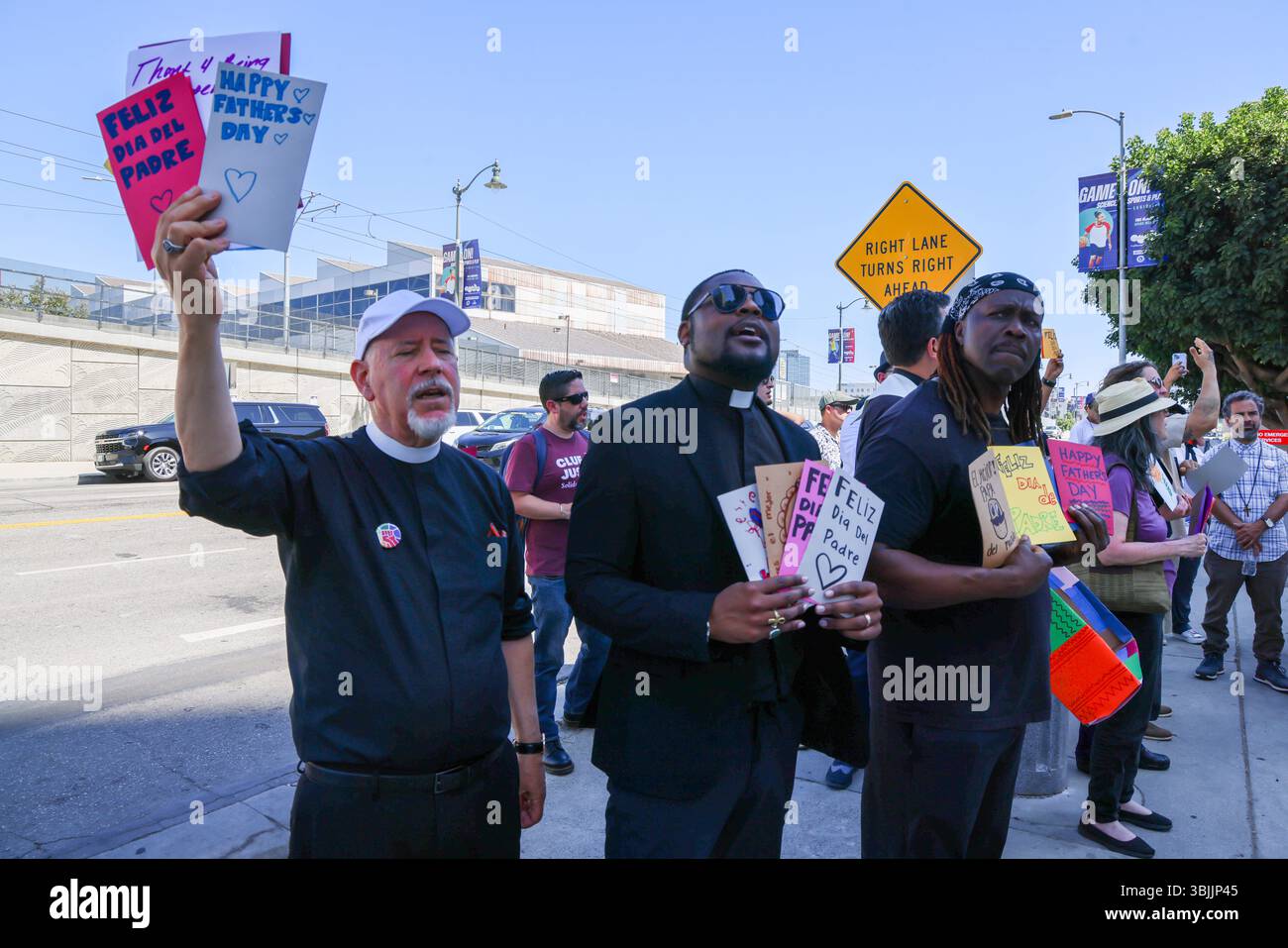 15. Juni 2025, Los Angeles, CA, USA: Summer of Resistance Coalition hat am dritten Tag der 30-tägigen Aktion unter der Leitung von CLUE: Clergy and Laity United for Economic Justice Vatertagskarten für inhaftierte Migranten im Fed Building in LA erstellt und geliefert. Sie befinden sich unter einem Zelt in der historischen Placita Olvera Downtown Los Angeles. Mit SEIU 721, Coalition for Humane Immigrant Rights Central American Resource Center (CARECEN-LA), dem Heart Department und weiteren Partnern. Anführer interreligiöser Anführer hielten eine heilige und feierliche Prozession zum Vatertag im Federal Buildings and Interention Center in Downtown LA, an ab Stockfoto