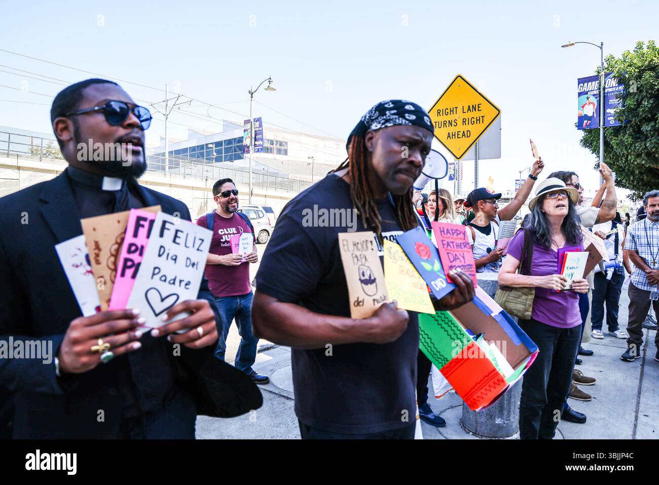 15. Juni 2025, Los Angeles, CA, USA: Summer of Resistance Coalition hat am dritten Tag der 30-tägigen Aktion unter der Leitung von CLUE: Clergy and Laity United for Economic Justice Vatertagskarten für inhaftierte Migranten im Fed Building in LA erstellt und geliefert. Sie befinden sich unter einem Zelt in der historischen Placita Olvera Downtown Los Angeles. Mit SEIU 721, Coalition for Humane Immigrant Rights Central American Resource Center (CARECEN-LA), dem Heart Department und weiteren Partnern. Anführer interreligiöser Anführer hielten eine heilige und feierliche Prozession zum Vatertag im Federal Buildings and Interention Center in Downtown LA, an ab Stockfoto