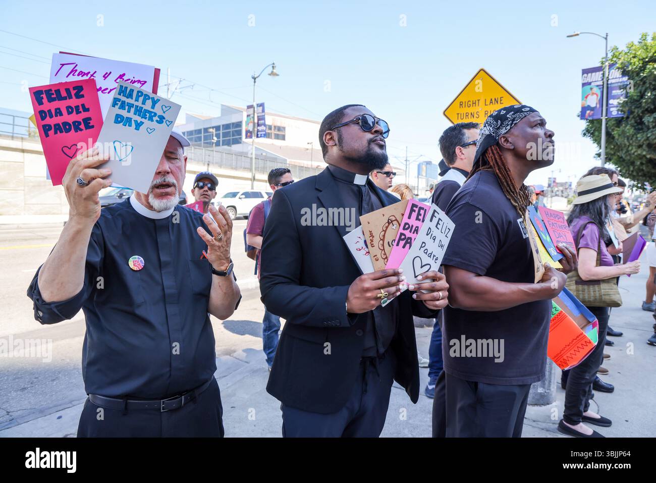 15. Juni 2025, Los Angeles, CA, USA: Summer of Resistance Coalition hat am dritten Tag der 30-tägigen Aktion unter der Leitung von CLUE: Clergy and Laity United for Economic Justice Vatertagskarten für inhaftierte Migranten im Fed Building in LA erstellt und geliefert. Sie befinden sich unter einem Zelt in der historischen Placita Olvera Downtown Los Angeles. Mit SEIU 721, Coalition for Humane Immigrant Rights Central American Resource Center (CARECEN-LA), dem Heart Department und weiteren Partnern. Anführer interreligiöser Anführer hielten eine heilige und feierliche Prozession zum Vatertag im Federal Buildings and Interention Center in Downtown LA, an ab Stockfoto