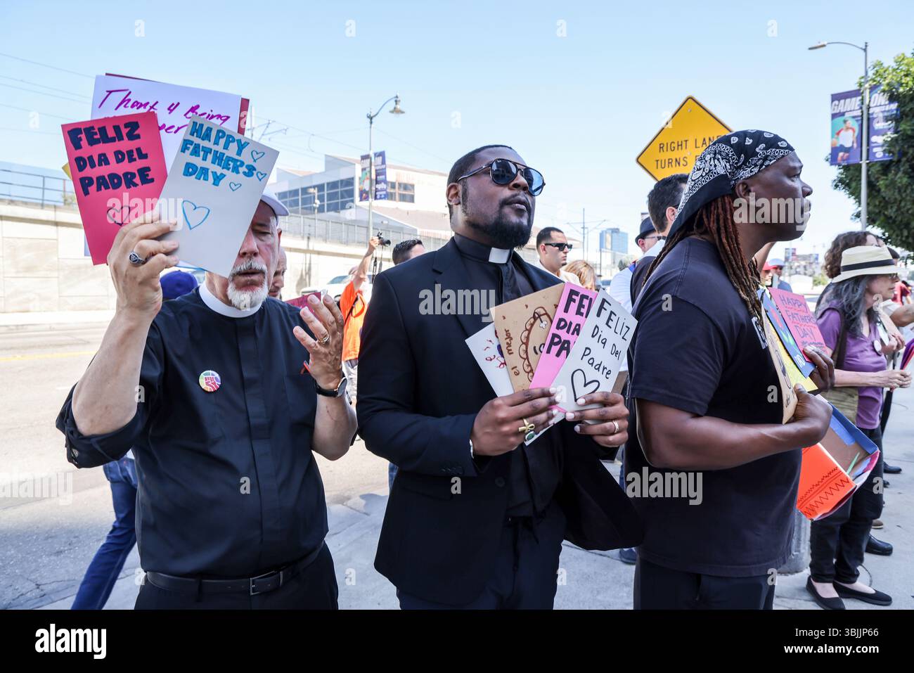 15. Juni 2025, Los Angeles, CA, USA: Summer of Resistance Coalition hat am dritten Tag der 30-tägigen Aktion unter der Leitung von CLUE: Clergy and Laity United for Economic Justice Vatertagskarten für inhaftierte Migranten im Fed Building in LA erstellt und geliefert. Sie befinden sich unter einem Zelt in der historischen Placita Olvera Downtown Los Angeles. Mit SEIU 721, Coalition for Humane Immigrant Rights Central American Resource Center (CARECEN-LA), dem Heart Department und weiteren Partnern. Anführer interreligiöser Anführer hielten eine heilige und feierliche Prozession zum Vatertag im Federal Buildings and Interention Center in Downtown LA, an ab Stockfoto