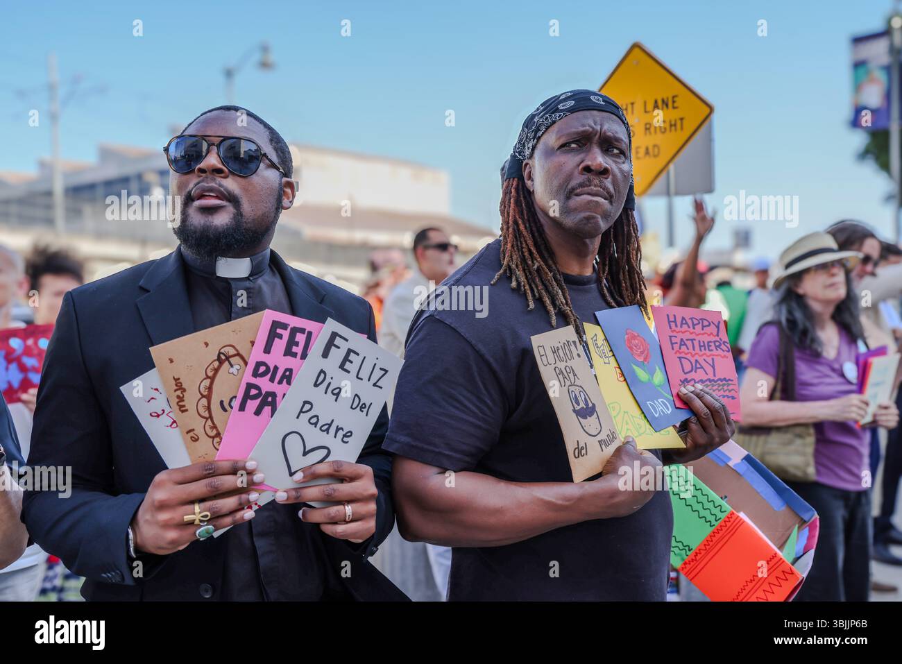15. Juni 2025, Los Angeles, CA, USA: Summer of Resistance Coalition hat am dritten Tag der 30-tägigen Aktion unter der Leitung von CLUE: Clergy and Laity United for Economic Justice Vatertagskarten für inhaftierte Migranten im Fed Building in LA erstellt und geliefert. Sie befinden sich unter einem Zelt in der historischen Placita Olvera Downtown Los Angeles. Mit SEIU 721, Coalition for Humane Immigrant Rights Central American Resource Center (CARECEN-LA), dem Heart Department und weiteren Partnern. Anführer interreligiöser Anführer hielten eine heilige und feierliche Prozession zum Vatertag im Federal Buildings and Interention Center in Downtown LA, an ab Stockfoto