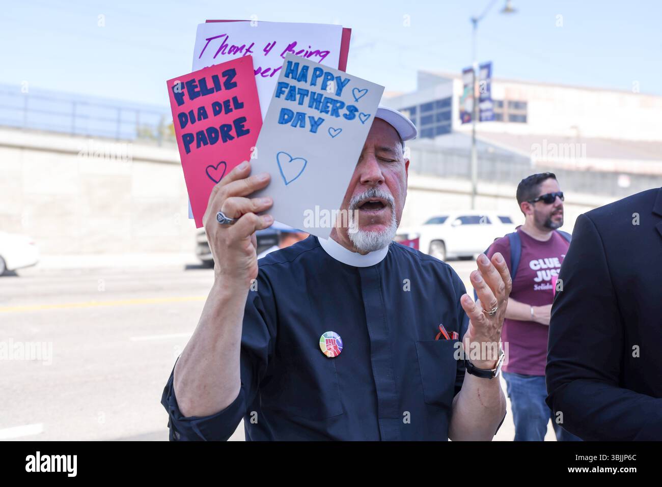 15. Juni 2025, Los Angeles, CA, USA: Summer of Resistance Coalition hat am dritten Tag der 30-tägigen Aktion unter der Leitung von CLUE: Clergy and Laity United for Economic Justice Vatertagskarten für inhaftierte Migranten im Fed Building in LA erstellt und geliefert. Sie befinden sich unter einem Zelt in der historischen Placita Olvera Downtown Los Angeles. Mit SEIU 721, Coalition for Humane Immigrant Rights Central American Resource Center (CARECEN-LA), dem Heart Department und weiteren Partnern. Anführer interreligiöser Anführer hielten eine heilige und feierliche Prozession zum Vatertag im Federal Buildings and Interention Center in Downtown LA, an ab Stockfoto