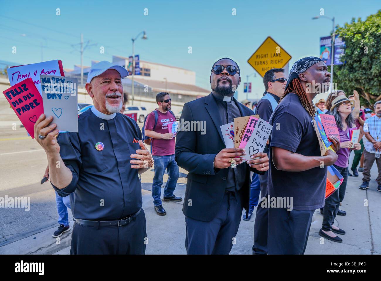 15. Juni 2025, Los Angeles, CA, USA: Summer of Resistance Coalition hat am dritten Tag der 30-tägigen Aktion unter der Leitung von CLUE: Clergy and Laity United for Economic Justice Vatertagskarten für inhaftierte Migranten im Fed Building in LA erstellt und geliefert. Sie befinden sich unter einem Zelt in der historischen Placita Olvera Downtown Los Angeles. Mit SEIU 721, Coalition for Humane Immigrant Rights Central American Resource Center (CARECEN-LA), dem Heart Department und weiteren Partnern. Anführer interreligiöser Anführer hielten eine heilige und feierliche Prozession zum Vatertag im Federal Buildings and Interention Center in Downtown LA, an ab Stockfoto