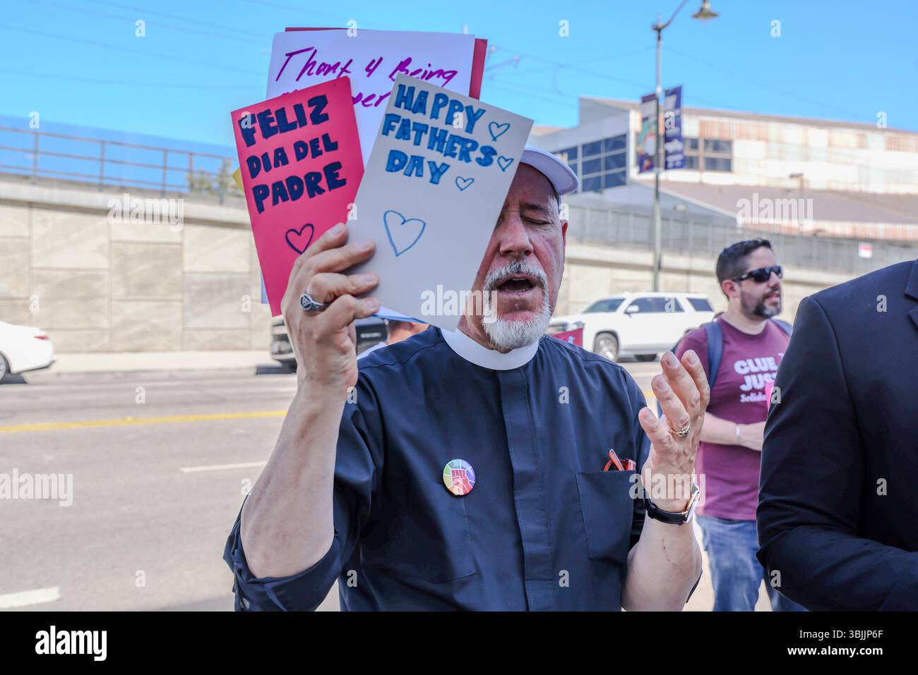15. Juni 2025, Los Angeles, CA, USA: Summer of Resistance Coalition hat am dritten Tag der 30-tägigen Aktion unter der Leitung von CLUE: Clergy and Laity United for Economic Justice Vatertagskarten für inhaftierte Migranten im Fed Building in LA erstellt und geliefert. Sie befinden sich unter einem Zelt in der historischen Placita Olvera Downtown Los Angeles. Mit SEIU 721, Coalition for Humane Immigrant Rights Central American Resource Center (CARECEN-LA), dem Heart Department und weiteren Partnern. Anführer interreligiöser Anführer hielten eine heilige und feierliche Prozession zum Vatertag im Federal Buildings and Interention Center in Downtown LA, an ab Stockfoto