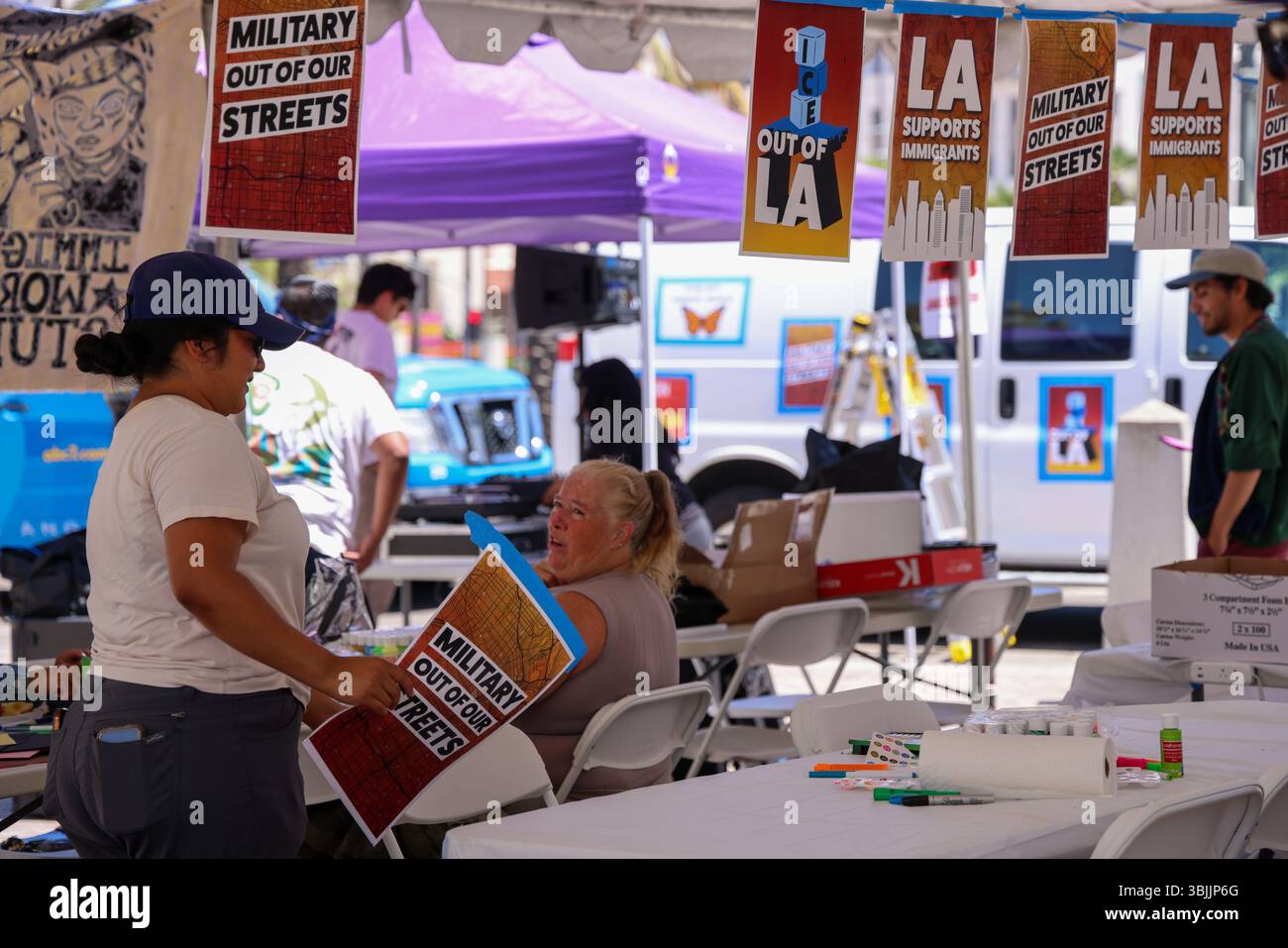 15. Juni 2025, Los Angeles, CA, USA: Summer of Resistance Coalition hat am dritten Tag der 30-tägigen Aktion unter der Leitung von CLUE: Clergy and Laity United for Economic Justice Vatertagskarten für inhaftierte Migranten im Fed Building in LA erstellt und geliefert. Sie befinden sich unter einem Zelt in der historischen Placita Olvera Downtown Los Angeles. Mit SEIU 721, Coalition for Humane Immigrant Rights Central American Resource Center (CARECEN-LA), dem Heart Department und weiteren Partnern. Anführer interreligiöser Anführer hielten eine heilige und feierliche Prozession zum Vatertag im Federal Buildings and Interention Center in Downtown LA, an ab Stockfoto