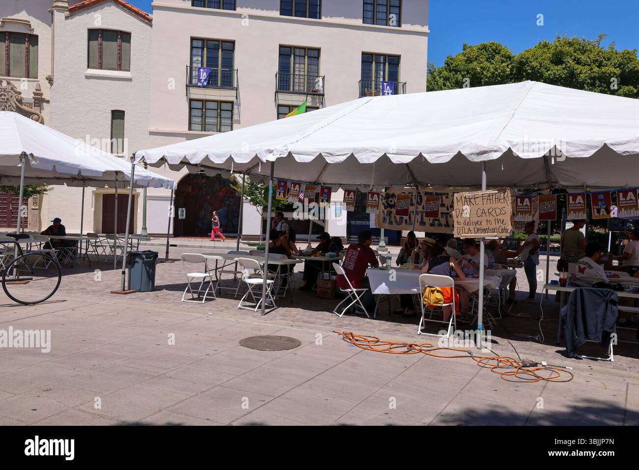 Los Angeles, CA, USA. Juni 2025. Vatertagskarten der Summer of Resistance Coalition für eingewanderte Häftlinge im Fed Building in LA am 3. Tag der 30-tägigen Aktion unter der Leitung von CLUE: Clergy and Laity United for Economic Justice. Sie befinden sich unter einem Zelt in der historischen Placita Olvera Downtown Los Angeles. Mit SEIU 721, Coalition for Humane Immigrant Rights Central American Resource Center (Credit Image: © Amy Katz/ZUMA Press Wire) NUR REDAKTIONELLE VERWENDUNG! Nicht für kommerzielle ZWECKE! Stockfoto