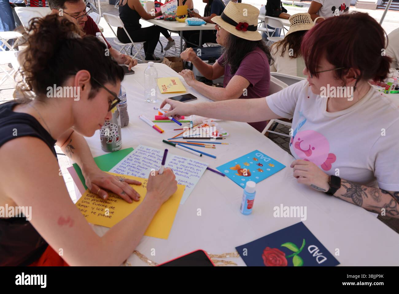 Los Angeles, CA, USA. Juni 2025. Freiwillige machen Vatertagskarten für die Summer of Resistance Coalition für eingewanderte Häftlinge im Fed Building in LA am 3. Tag der 30-tägigen Aktion unter der Leitung von CLUE: Clergy and Laity United for Economic Justice. Sie befinden sich unter einem Zelt in der historischen Placita Olvera Downtown Los Angeles. Mit SEIU 721, Coalition for Humane Immigrant Rights Central American Resource Center (Credit Image: © Amy Katz/ZUMA Press Wire) NUR REDAKTIONELLE VERWENDUNG! Nicht für kommerzielle ZWECKE! Stockfoto