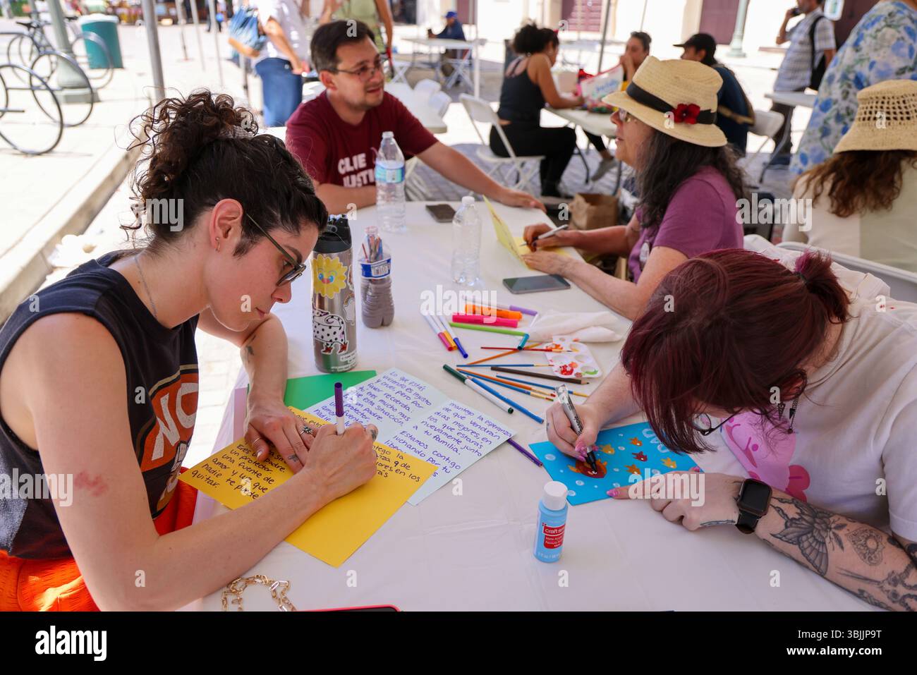 Los Angeles, CA, USA. Juni 2025. Vatertagskarten der Summer of Resistance Coalition für eingewanderte Häftlinge im Fed Building in LA am 3. Tag der 30-tägigen Aktion unter der Leitung von CLUE: Clergy and Laity United for Economic Justice. Sie befinden sich unter einem Zelt in der historischen Placita Olvera Downtown Los Angeles. Mit SEIU 721, Coalition for Humane Immigrant Rights Central American Resource Center (Credit Image: © Amy Katz/ZUMA Press Wire) NUR REDAKTIONELLE VERWENDUNG! Nicht für kommerzielle ZWECKE! Stockfoto