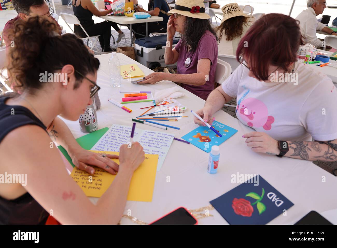 Los Angeles, CA, USA. Juni 2025. Freiwillige machen Vatertagskarten für die Summer of Resistance Coalition für eingewanderte Häftlinge im Fed Building in LA am 3. Tag der 30-tägigen Aktion unter der Leitung von CLUE: Clergy and Laity United for Economic Justice. Sie befinden sich unter einem Zelt in der historischen Placita Olvera Downtown Los Angeles. Mit SEIU 721, Coalition for Humane Immigrant Rights Central American Resource Center (Credit Image: © Amy Katz/ZUMA Press Wire) NUR REDAKTIONELLE VERWENDUNG! Nicht für kommerzielle ZWECKE! Stockfoto