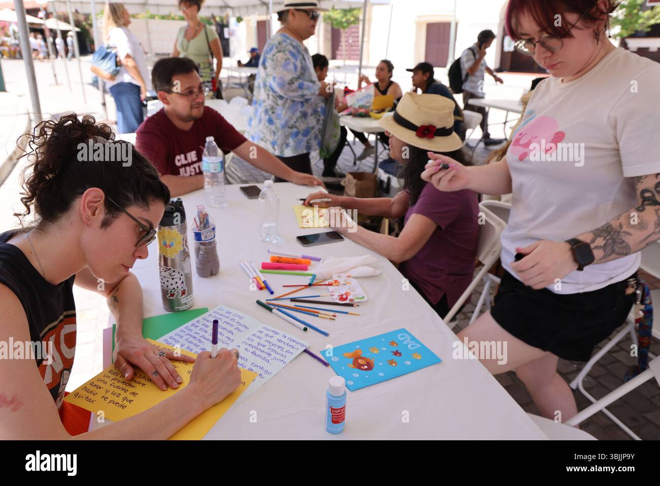 Los Angeles, CA, USA. Juni 2025. Freiwillige machen Vatertagskarten für die Summer of Resistance Coalition für eingewanderte Häftlinge im Fed Building in LA am 3. Tag der 30-tägigen Aktion unter der Leitung von CLUE: Clergy and Laity United for Economic Justice. Sie befinden sich unter einem Zelt in der historischen Placita Olvera Downtown Los Angeles. Mit SEIU 721, Coalition for Humane Immigrant Rights Central American Resource Center (Credit Image: © Amy Katz/ZUMA Press Wire) NUR REDAKTIONELLE VERWENDUNG! Nicht für kommerzielle ZWECKE! Stockfoto