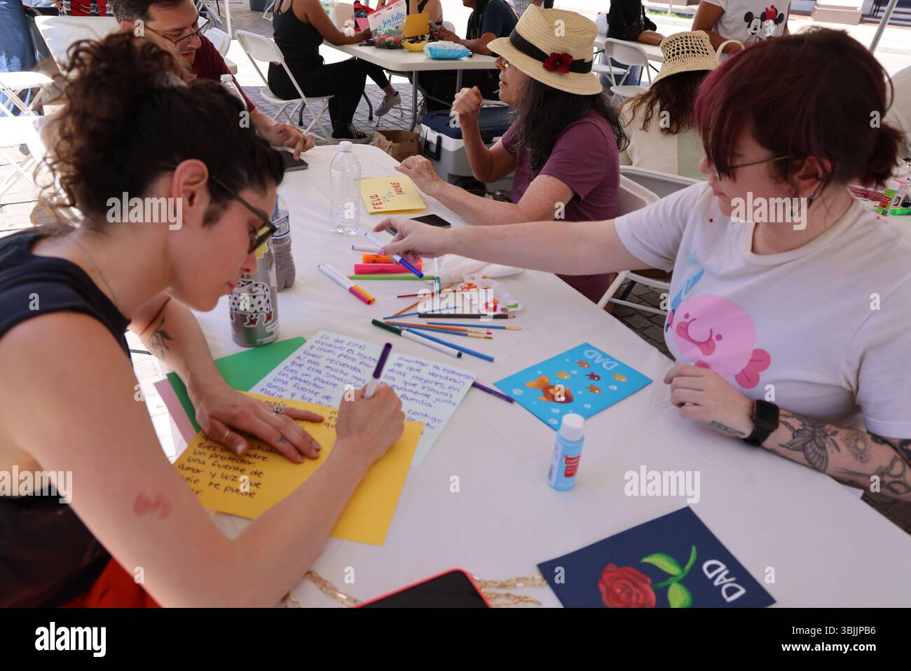 Los Angeles, CA, USA. Juni 2025. Freiwillige machen Vatertagskarten für die Summer of Resistance Coalition für eingewanderte Häftlinge im Fed Building in LA am 3. Tag der 30-tägigen Aktion unter der Leitung von CLUE: Clergy and Laity United for Economic Justice. Sie befinden sich unter einem Zelt in der historischen Placita Olvera Downtown Los Angeles. Mit SEIU 721, Coalition for Humane Immigrant Rights Central American Resource Center (Credit Image: © Amy Katz/ZUMA Press Wire) NUR REDAKTIONELLE VERWENDUNG! Nicht für kommerzielle ZWECKE! Stockfoto