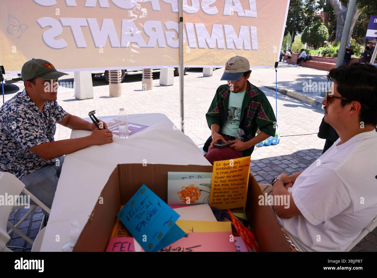 Los Angeles, CA, USA. Juni 2025. Freiwillige machen Vatertagskarten für die Summer of Resistance Coalition für eingewanderte Häftlinge im Fed Building in LA am 3. Tag der 30-tägigen Aktion unter der Leitung von CLUE: Clergy and Laity United for Economic Justice. Sie befinden sich unter einem Zelt in der historischen Placita Olvera Downtown Los Angeles. Mit SEIU 721, Coalition for Humane Immigrant Rights Central American Resource Center (Credit Image: © Amy Katz/ZUMA Press Wire) NUR REDAKTIONELLE VERWENDUNG! Nicht für kommerzielle ZWECKE! Stockfoto