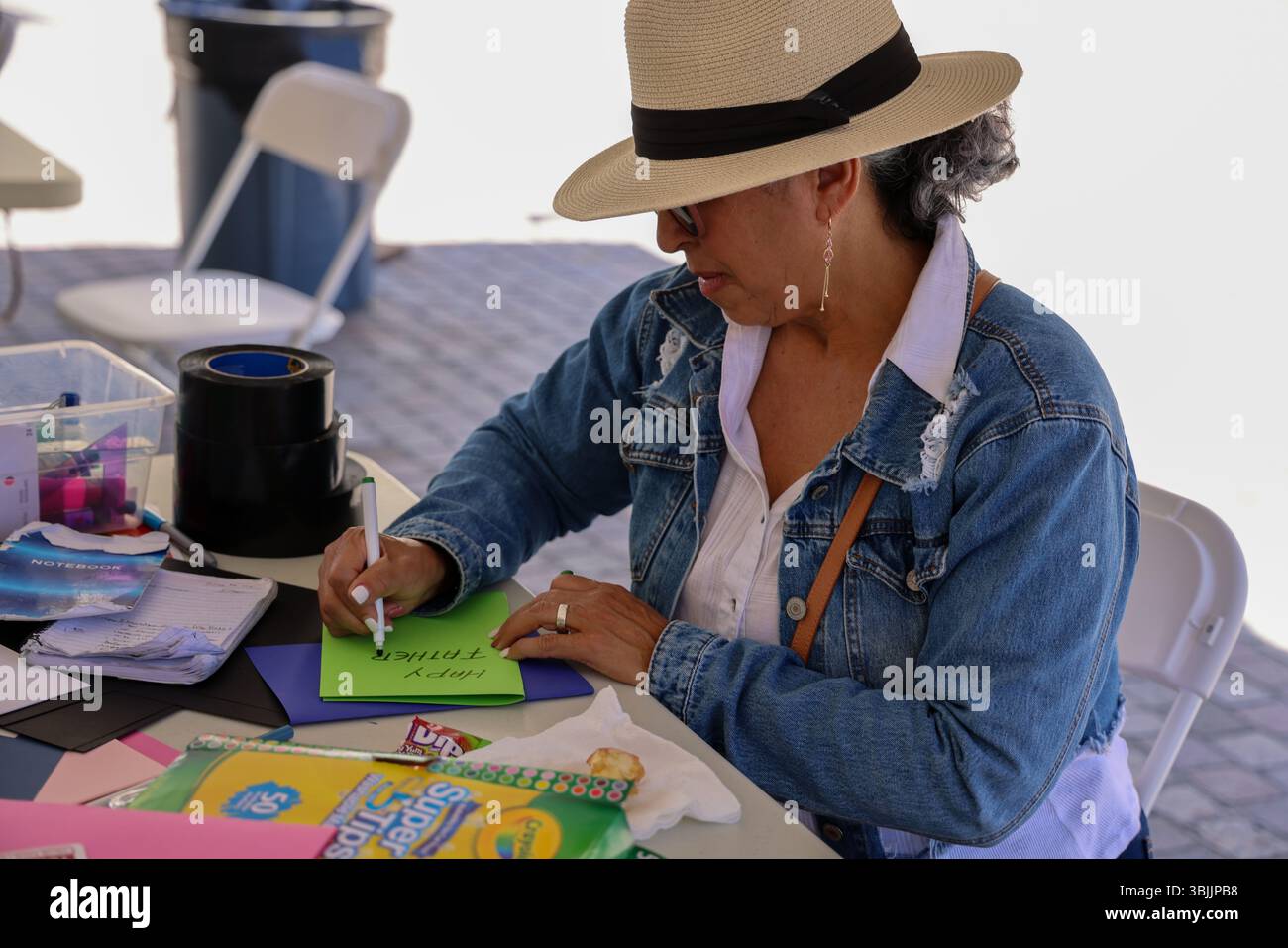 Los Angeles, CA, USA. Juni 2025. Freiwillige machen Vatertagskarten für die Summer of Resistance Coalition für eingewanderte Häftlinge im Fed Building in LA am 3. Tag der 30-tägigen Aktion unter der Leitung von CLUE: Clergy and Laity United for Economic Justice. Sie befinden sich unter einem Zelt in der historischen Placita Olvera Downtown Los Angeles. Mit SEIU 721, Coalition for Humane Immigrant Rights Central American Resource Center (Credit Image: © Amy Katz/ZUMA Press Wire) NUR REDAKTIONELLE VERWENDUNG! Nicht für kommerzielle ZWECKE! Stockfoto