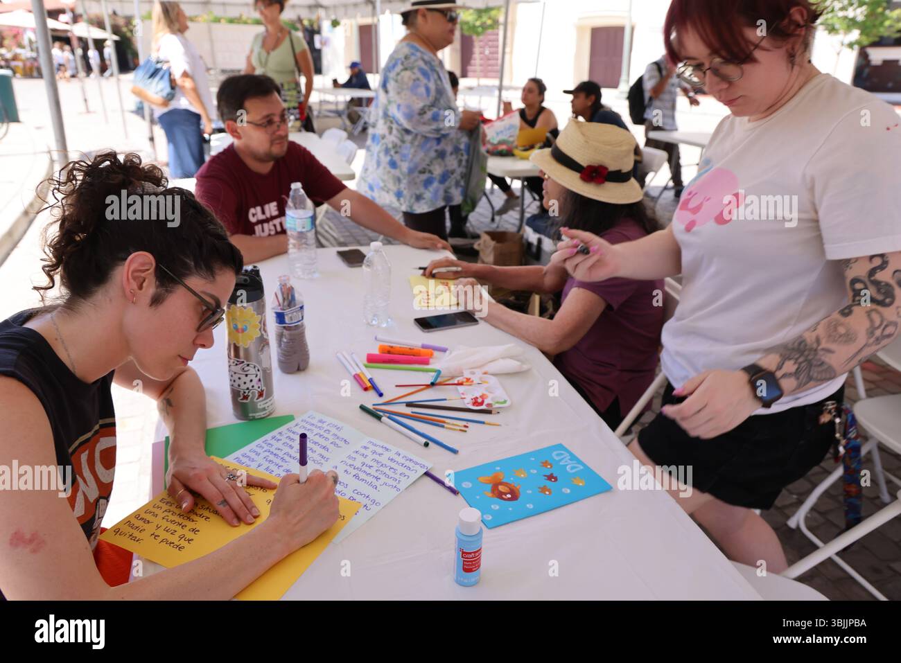 Los Angeles, CA, USA. Juni 2025. Vatertagskarten der Summer of Resistance Coalition für eingewanderte Häftlinge im Fed Building in LA am 3. Tag der 30-tägigen Aktion unter der Leitung von CLUE: Clergy and Laity United for Economic Justice. Sie befinden sich unter einem Zelt in der historischen Placita Olvera Downtown Los Angeles. Mit SEIU 721, Coalition for Humane Immigrant Rights Central American Resource Center (Credit Image: © Amy Katz/ZUMA Press Wire) NUR REDAKTIONELLE VERWENDUNG! Nicht für kommerzielle ZWECKE! Stockfoto