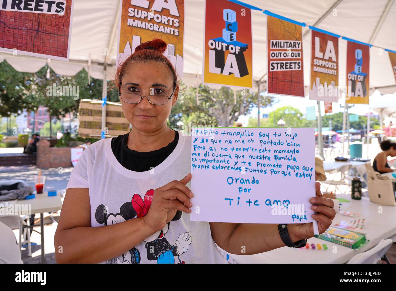 Los Angeles, CA, USA. Juni 2025. Freiwillige machen Vatertagskarten für die Summer of Resistance Coalition für eingewanderte Häftlinge im Fed Building in LA am 3. Tag der 30-tägigen Aktion unter der Leitung von CLUE: Clergy and Laity United for Economic Justice. Sie befinden sich unter einem Zelt in der historischen Placita Olvera Downtown Los Angeles. Mit SEIU 721, Coalition for Humane Immigrant Rights Central American Resource Center (Credit Image: © Amy Katz/ZUMA Press Wire) NUR REDAKTIONELLE VERWENDUNG! Nicht für kommerzielle ZWECKE! Stockfoto