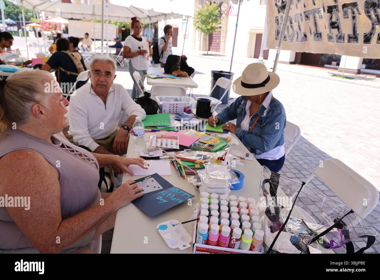 Los Angeles, CA, USA. Juni 2025. Freiwillige machen Vatertagskarten für die Summer of Resistance Coalition für eingewanderte Häftlinge im Fed Building in LA am 3. Tag der 30-tägigen Aktion unter der Leitung von CLUE: Clergy and Laity United for Economic Justice. Sie befinden sich unter einem Zelt in der historischen Placita Olvera Downtown Los Angeles. Mit SEIU 721, Coalition for Humane Immigrant Rights Central American Resource Center (Credit Image: © Amy Katz/ZUMA Press Wire) NUR REDAKTIONELLE VERWENDUNG! Nicht für kommerzielle ZWECKE! Stockfoto