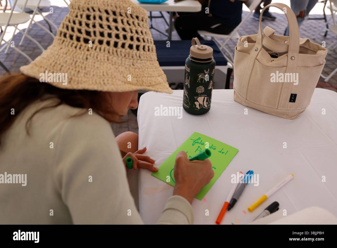 Los Angeles, CA, USA. Juni 2025. Freiwillige machen Vatertagskarten für die Summer of Resistance Coalition für eingewanderte Häftlinge im Fed Building in LA am 3. Tag der 30-tägigen Aktion unter der Leitung von CLUE: Clergy and Laity United for Economic Justice. Sie befinden sich unter einem Zelt in der historischen Placita Olvera Downtown Los Angeles. Mit SEIU 721, Coalition for Humane Immigrant Rights Central American Resource Center (Credit Image: © Amy Katz/ZUMA Press Wire) NUR REDAKTIONELLE VERWENDUNG! Nicht für kommerzielle ZWECKE! Stockfoto