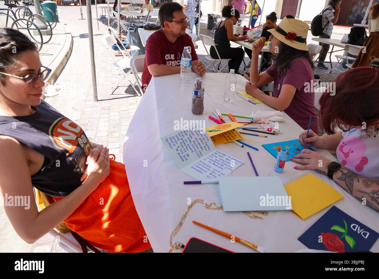 Los Angeles, CA, USA. Juni 2025. Freiwillige machen Vatertagskarten für die Summer of Resistance Coalition für eingewanderte Häftlinge im Fed Building in LA am 3. Tag der 30-tägigen Aktion unter der Leitung von CLUE: Clergy and Laity United for Economic Justice. Sie befinden sich unter einem Zelt in der historischen Placita Olvera Downtown Los Angeles. Mit SEIU 721, Coalition for Humane Immigrant Rights Central American Resource Center (Credit Image: © Amy Katz/ZUMA Press Wire) NUR REDAKTIONELLE VERWENDUNG! Nicht für kommerzielle ZWECKE! Stockfoto