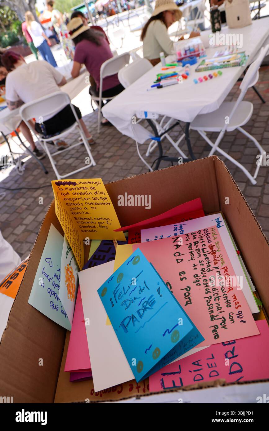 Los Angeles, CA, USA. Juni 2025. Freiwillige machen Vatertagskarten für die Summer of Resistance Coalition für eingewanderte Häftlinge im Fed Building in LA am 3. Tag der 30-tägigen Aktion unter der Leitung von CLUE: Clergy and Laity United for Economic Justice. Sie befinden sich unter einem Zelt in der historischen Placita Olvera Downtown Los Angeles. Mit SEIU 721, Coalition for Humane Immigrant Rights Central American Resource Center (Credit Image: © Amy Katz/ZUMA Press Wire) NUR REDAKTIONELLE VERWENDUNG! Nicht für kommerzielle ZWECKE! Stockfoto