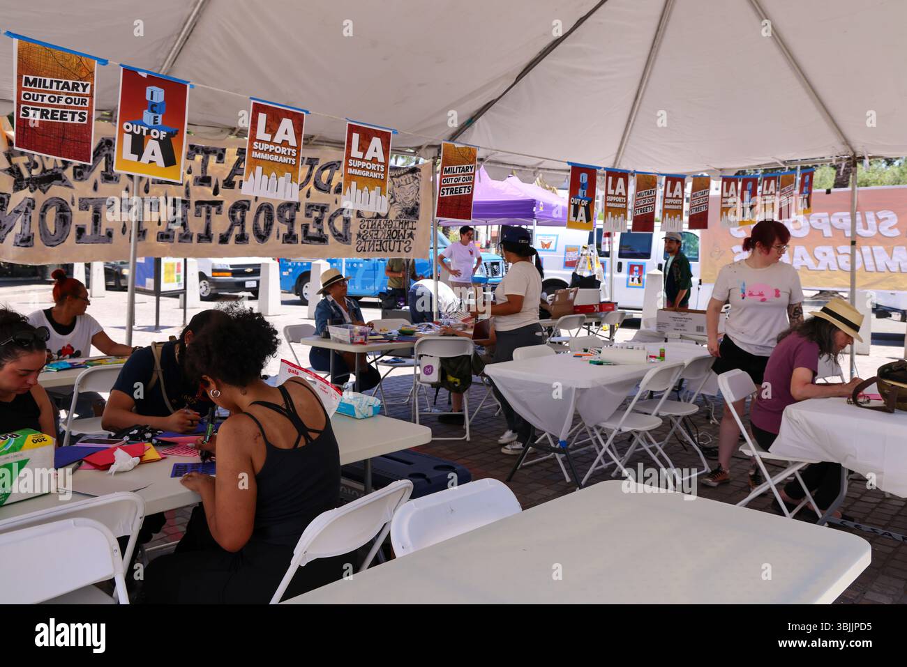 Los Angeles, CA, USA. Juni 2025. Freiwillige machen Vatertagskarten für die Summer of Resistance Coalition für eingewanderte Häftlinge im Fed Building in LA am 3. Tag der 30-tägigen Aktion unter der Leitung von CLUE: Clergy and Laity United for Economic Justice. Sie befinden sich unter einem Zelt in der historischen Placita Olvera Downtown Los Angeles. Mit SEIU 721, Coalition for Humane Immigrant Rights Central American Resource Center (Credit Image: © Amy Katz/ZUMA Press Wire) NUR REDAKTIONELLE VERWENDUNG! Nicht für kommerzielle ZWECKE! Stockfoto