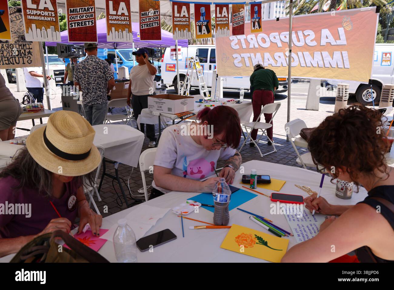 Los Angeles, CA, USA. Juni 2025. Freiwillige machen Vatertagskarten für die Summer of Resistance Coalition für eingewanderte Häftlinge im Fed Building in LA am 3. Tag der 30-tägigen Aktion unter der Leitung von CLUE: Clergy and Laity United for Economic Justice. Sie befinden sich unter einem Zelt in der historischen Placita Olvera Downtown Los Angeles. Mit SEIU 721, Coalition for Humane Immigrant Rights Central American Resource Center (Credit Image: © Amy Katz/ZUMA Press Wire) NUR REDAKTIONELLE VERWENDUNG! Nicht für kommerzielle ZWECKE! Stockfoto