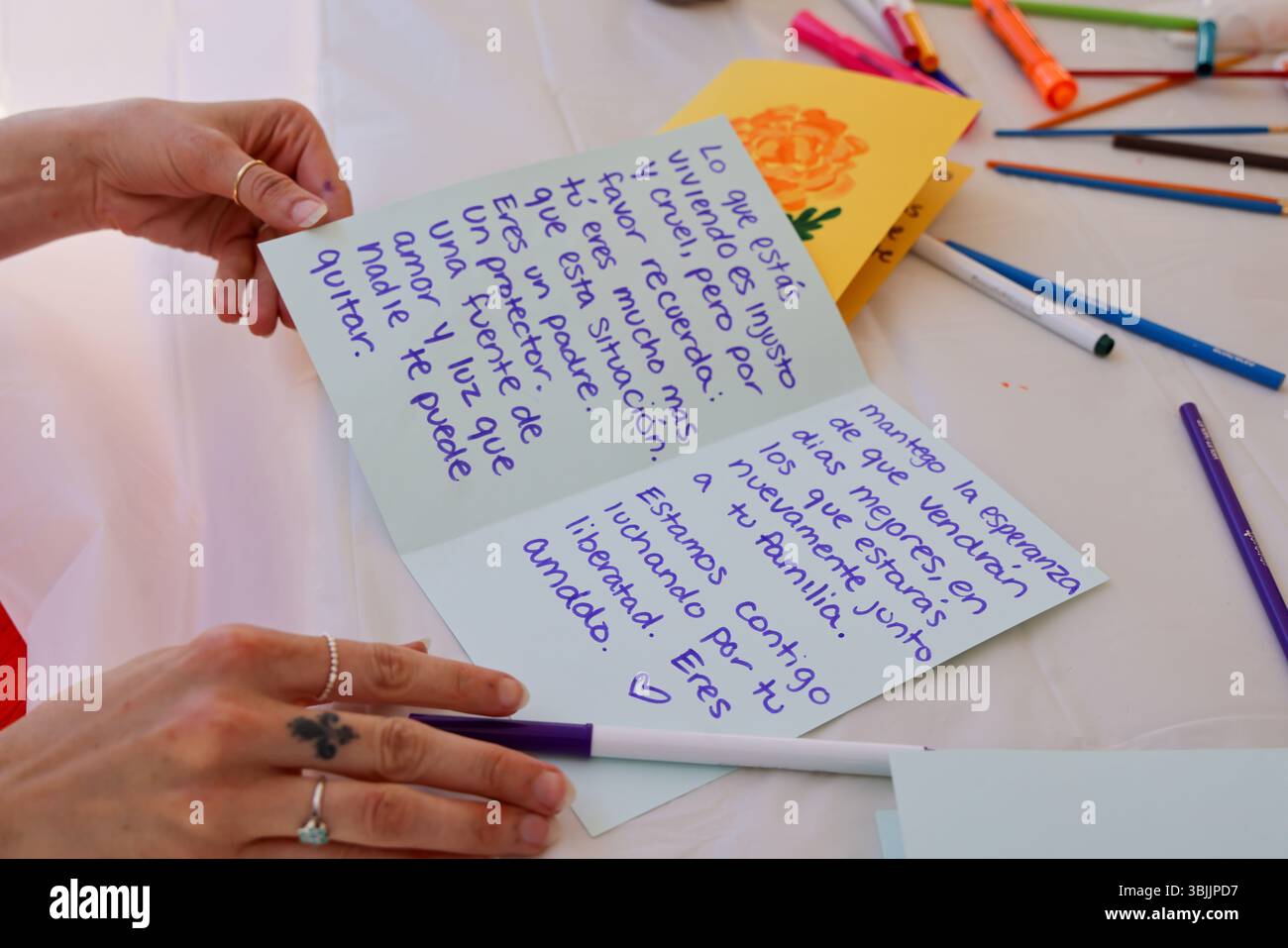 Los Angeles, CA, USA. Juni 2025. Freiwillige machen Vatertagskarten für die Summer of Resistance Coalition für eingewanderte Häftlinge im Fed Building in LA am 3. Tag der 30-tägigen Aktion unter der Leitung von CLUE: Clergy and Laity United for Economic Justice. Sie befinden sich unter einem Zelt in der historischen Placita Olvera Downtown Los Angeles. Mit SEIU 721, Coalition for Humane Immigrant Rights Central American Resource Center (Credit Image: © Amy Katz/ZUMA Press Wire) NUR REDAKTIONELLE VERWENDUNG! Nicht für kommerzielle ZWECKE! Stockfoto