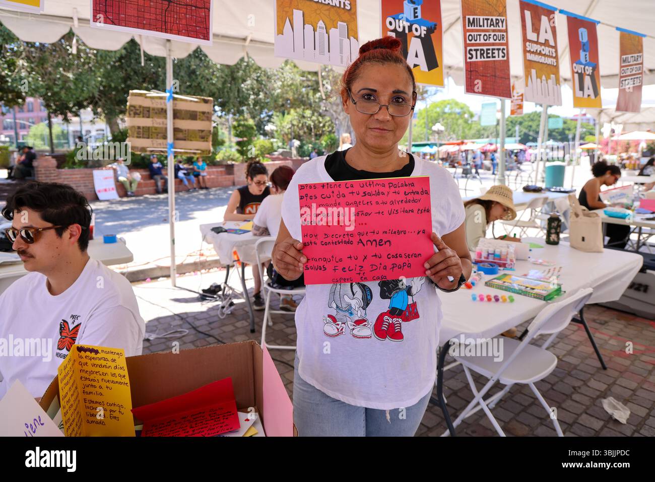 Los Angeles, CA, USA. Juni 2025. Freiwillige machen Vatertagskarten für die Summer of Resistance Coalition für eingewanderte Häftlinge im Fed Building in LA am 3. Tag der 30-tägigen Aktion unter der Leitung von CLUE: Clergy and Laity United for Economic Justice. Sie befinden sich unter einem Zelt in der historischen Placita Olvera Downtown Los Angeles. Mit SEIU 721, Coalition for Humane Immigrant Rights Central American Resource Center (Credit Image: © Amy Katz/ZUMA Press Wire) NUR REDAKTIONELLE VERWENDUNG! Nicht für kommerzielle ZWECKE! Stockfoto
