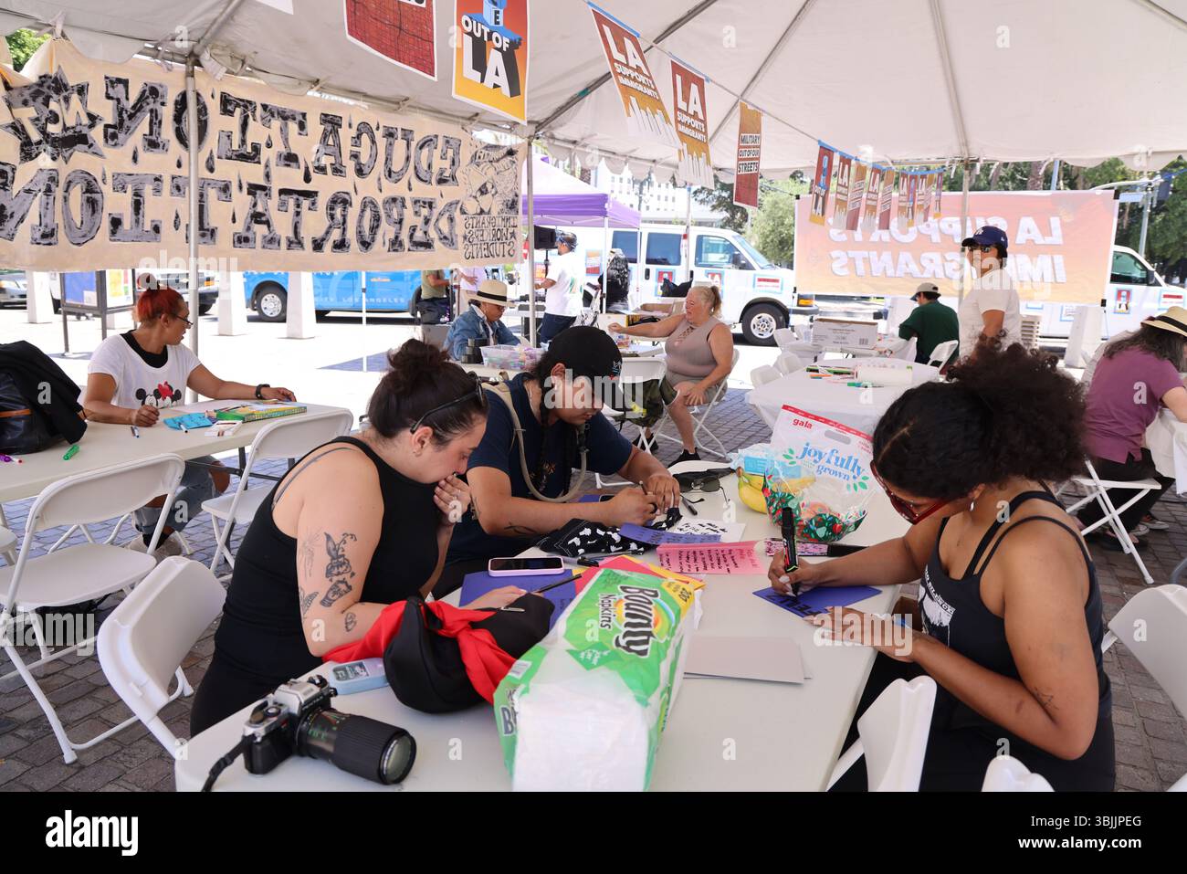 Los Angeles, CA, USA. Juni 2025. Freiwillige machen Vatertagskarten für die Summer of Resistance Coalition für eingewanderte Häftlinge im Fed Building in LA am 3. Tag der 30-tägigen Aktion unter der Leitung von CLUE: Clergy and Laity United for Economic Justice. Sie befinden sich unter einem Zelt in der historischen Placita Olvera Downtown Los Angeles. Mit SEIU 721, Coalition for Humane Immigrant Rights Central American Resource Center (Credit Image: © Amy Katz/ZUMA Press Wire) NUR REDAKTIONELLE VERWENDUNG! Nicht für kommerzielle ZWECKE! Stockfoto