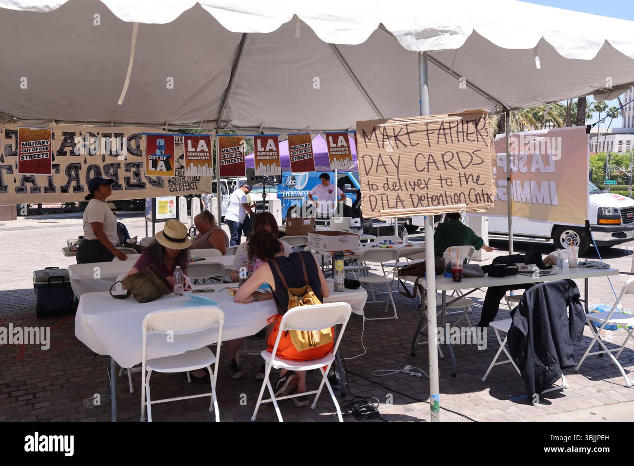 Los Angeles, CA, USA. Juni 2025. Freiwillige machen Vatertagskarten für die Summer of Resistance Coalition für eingewanderte Häftlinge im Fed Building in LA am 3. Tag der 30-tägigen Aktion unter der Leitung von CLUE: Clergy and Laity United for Economic Justice. Sie befinden sich unter einem Zelt in der historischen Placita Olvera Downtown Los Angeles. Mit SEIU 721, Coalition for Humane Immigrant Rights Central American Resource Center (Credit Image: © Amy Katz/ZUMA Press Wire) NUR REDAKTIONELLE VERWENDUNG! Nicht für kommerzielle ZWECKE! Stockfoto