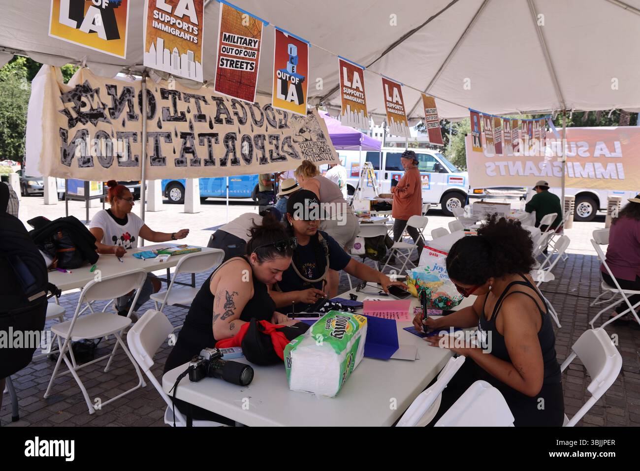 Los Angeles, CA, USA. Juni 2025. Freiwillige machen Vatertagskarten für die Summer of Resistance Coalition für eingewanderte Häftlinge im Fed Building in LA am 3. Tag der 30-tägigen Aktion unter der Leitung von CLUE: Clergy and Laity United for Economic Justice. Sie befinden sich unter einem Zelt in der historischen Placita Olvera Downtown Los Angeles. Mit SEIU 721, Coalition for Humane Immigrant Rights Central American Resource Center (Credit Image: © Amy Katz/ZUMA Press Wire) NUR REDAKTIONELLE VERWENDUNG! Nicht für kommerzielle ZWECKE! Stockfoto