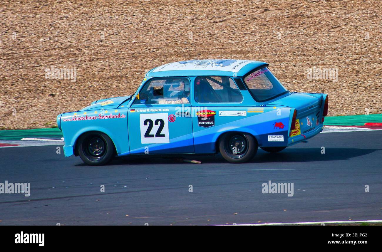 Trabant Rennwagen auf der Rennstrecke von Autodrom Most, Tschechien. Historische Fahrzeuge bei einem Oldtimer-Motorsport-Event. Stockfoto