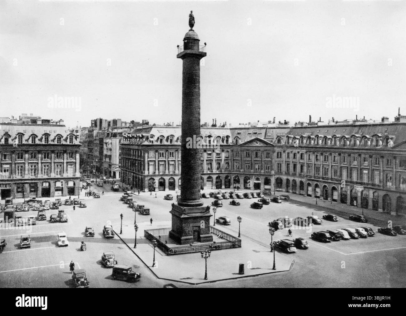 Place Vendôme und seine zentrale Säule in Paris, Frankreich. Ursprünglich als Place Louis-le-Grand bekannt, befindet sich im 1. Arrondissement von Paris Stockfoto