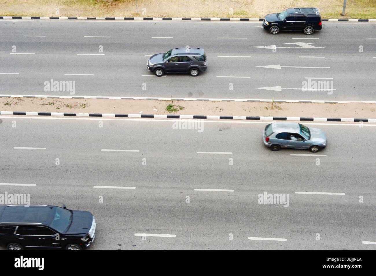 Der Verkehr fließt entlang einer großen Autobahn in Luanda, Angola Stockfoto