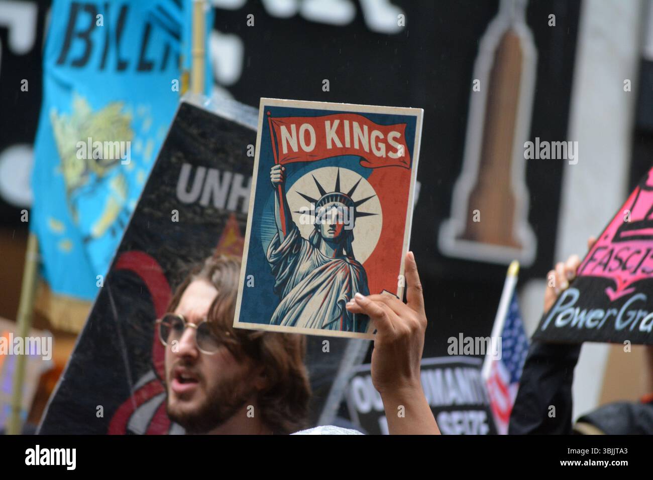 Menschen, die an dem landesweiten Protest gegen die Trump-Regierung in Midtown Manhattan teilnehmen. Stockfoto