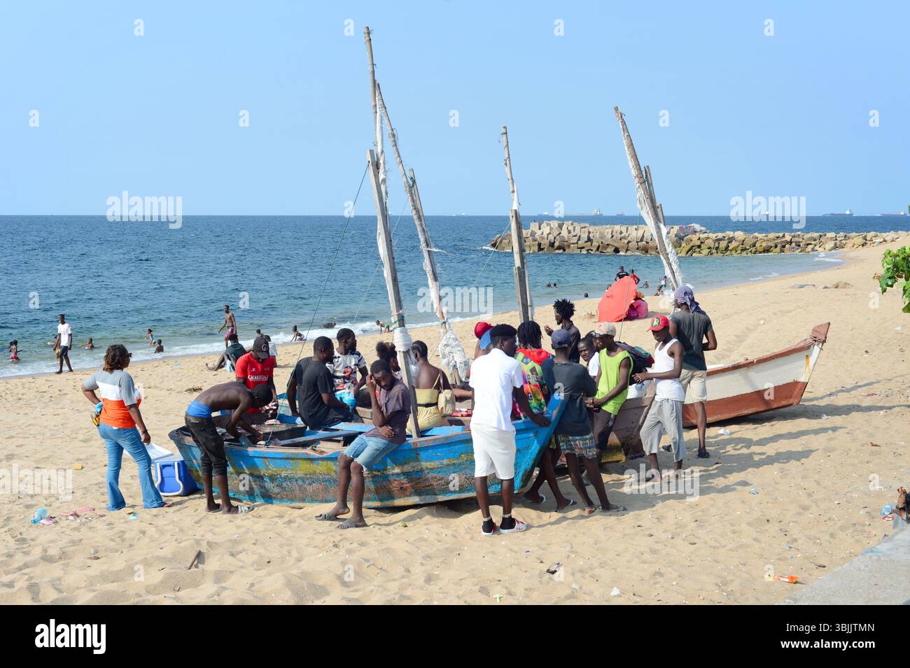 LUANDA, ANGOLA - 03. Februar 2025: Menschen auf einem Fischerboot am Strand von Ilha de Luanda. Luanda, Angola Stockfoto