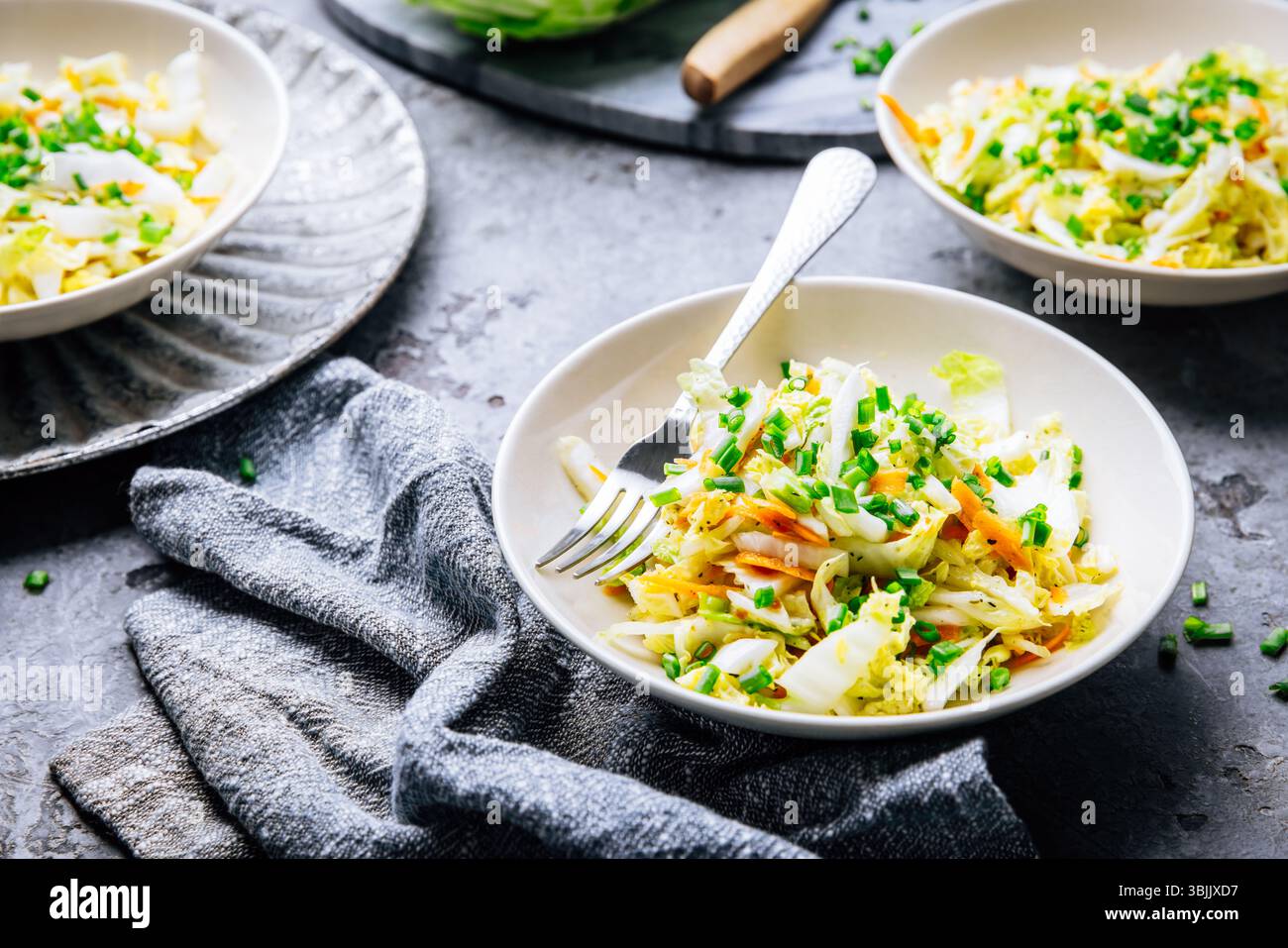 Chinesischer Kohlsalat mit Karotten und grünen Zwiebeln Stockfoto