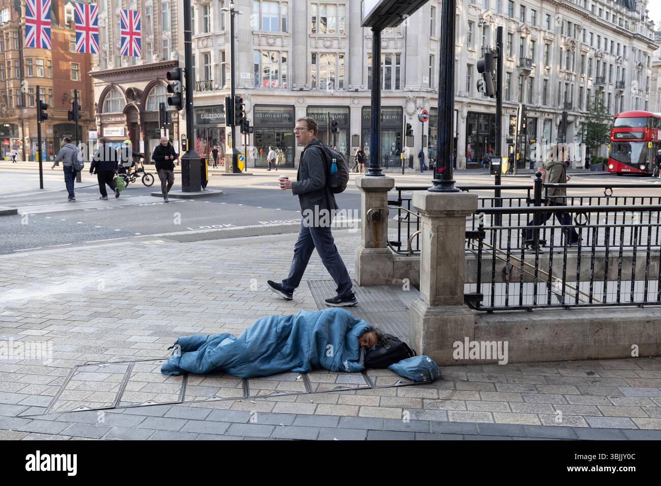 Obdachlose Menschen schlafen in den Straßen von London, in der City of Westminster, London Borough, England, Großbritannien Stockfoto
