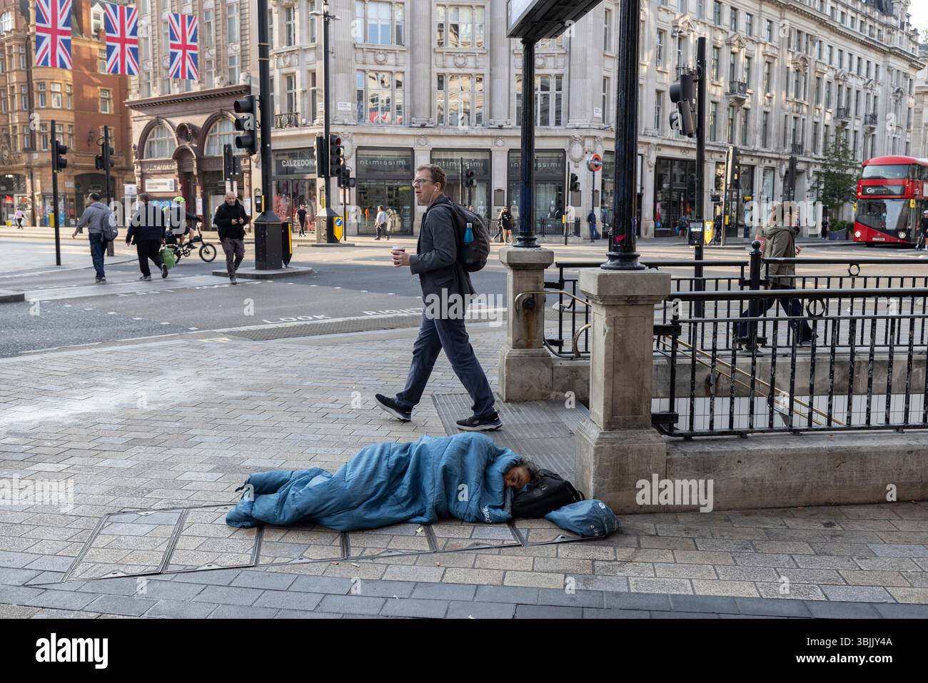 Obdachlose Menschen schlafen in den Straßen von London, in der City of Westminster, London Borough, England, Großbritannien Stockfoto