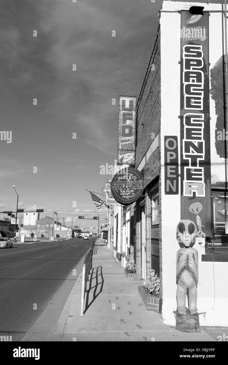 Bürgersteig neben dem Space Center und dem UFO Museum in Roswell, New Mexico, USA Stockfoto
