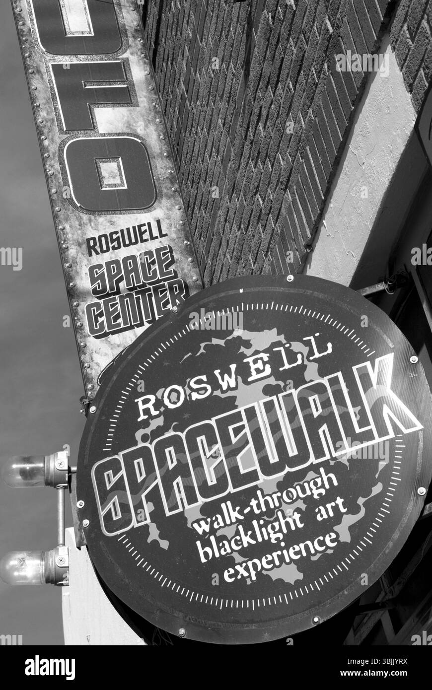 Ein Schild für den Spacewalk im UFO Roswell Space Center in Roswell, New Mexico, USA, zeigt das berühmte außerirdische Erbe der Stadt und das UFO-Erbe. Stockfoto