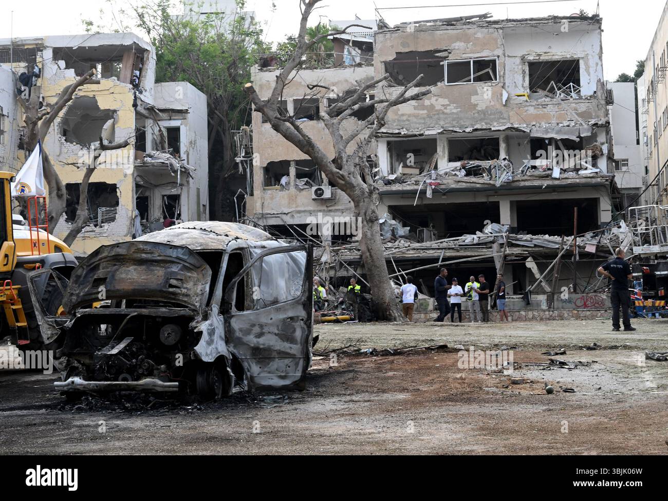 Tel Aviv, Israel. Juni 2025. Zerstörte Autos und Wohnungen werden dort gesehen, wo eine iranische ballistische Rakete am Montag, den 16. Juni 2025 Tel Aviv traf. Der Iran hat seit Beginn des Krieges Wellen von Drohnen und Raketen in Israel abgeschossen, wobei 24 Menschen getötet wurden. Foto: Debbie Hill/ Credit: UPI/Alamy Live News Stockfoto