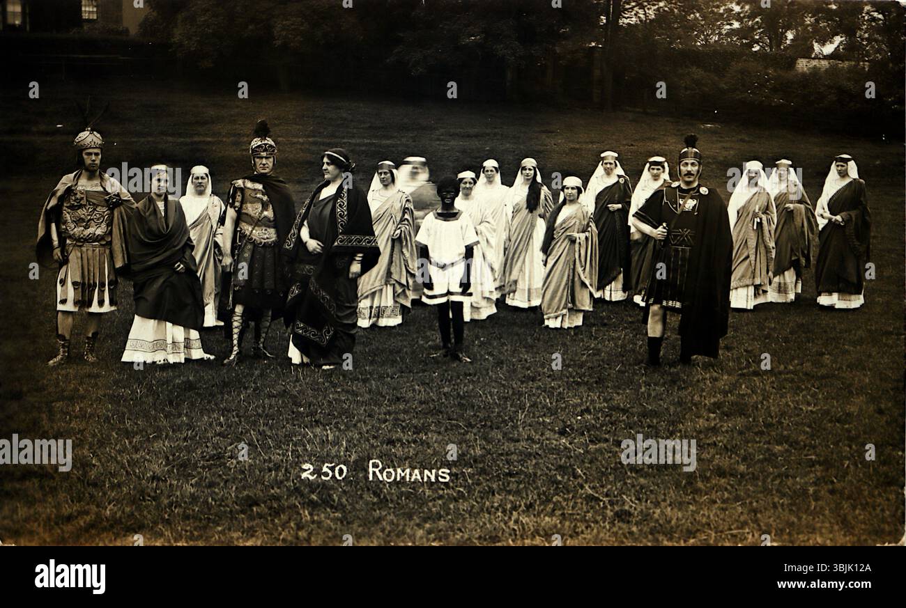 Romans: Eine Nachstellung einer großen Gruppe, die das Leben in Lancaster während der römischen Besatzung Großbritanniens darstellt. Das Lancaster Historical Pageant fand 1932 statt, um dem fünfhundertsten Jahrestag der Säkularisierung der Lancaster Parish Church of St Mary (1430–1930) zu gedenken. Es fand vom 4. Bis 9. August in Cross Hill in Lancaster statt, mit sechs Aufführungen. Nicht Zugeordnet. Aus einer gemischten Sammlung sozialgeschichtlicher Postkarten, hauptsächlich aus dem frühen 20. Jahrhundert. Stockfoto
