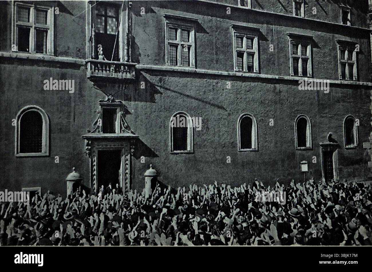 Die Proklamation des Italienischen Reiches fand am 9. Mai 1936 statt. An diesem Tag kündigte Benito Mussolini die Gründung des italienischen Reiches an, nachdem Italien im Zweiten Italienisch-Äthiopischen Krieg gewonnen hatte. Die Proklamation wurde vom Balkon des Palazzo Venezia in Rom gemacht, der auf diesem Bild mit Menschenmassen in der Straße unten gezeigt wird, was die offizielle Annexion Äthiopiens an das italienische Ostafrika markiert. Veröffentlicht im Jahr 1936 von einer Firma namens Novissinia, aus Rom, war dies eine Propagandakarte für Mussolini. Aus einer gemischten Sammlung sozialgeschichtlicher Postkarten. Stockfoto