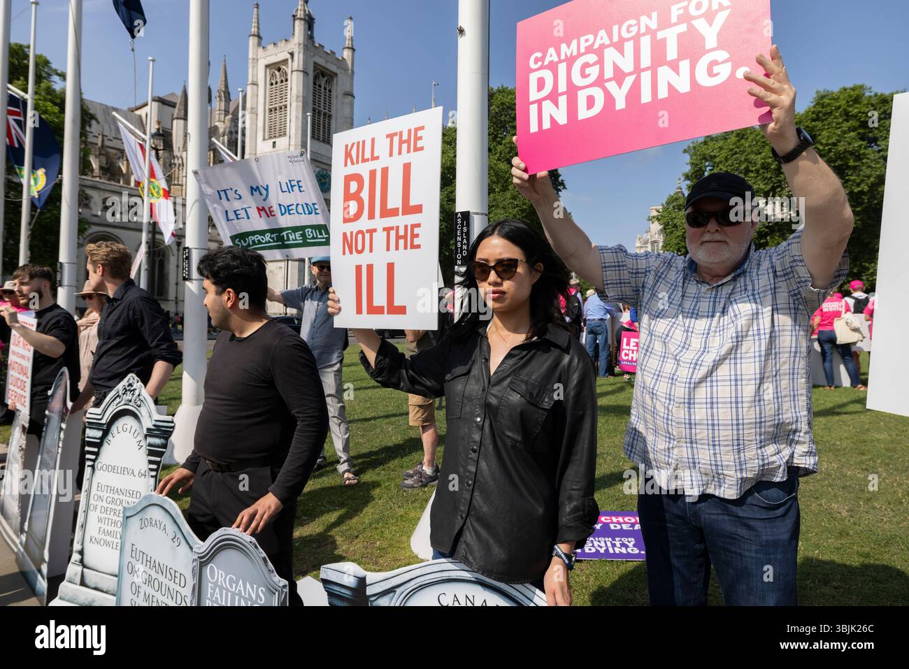 Der "Endlife Opfers (End of Life) Bill", Befürworter und Gegner des britischen Sterbegesetzes, protestieren vor dem Westminster-parlament, Großbritannien Stockfoto