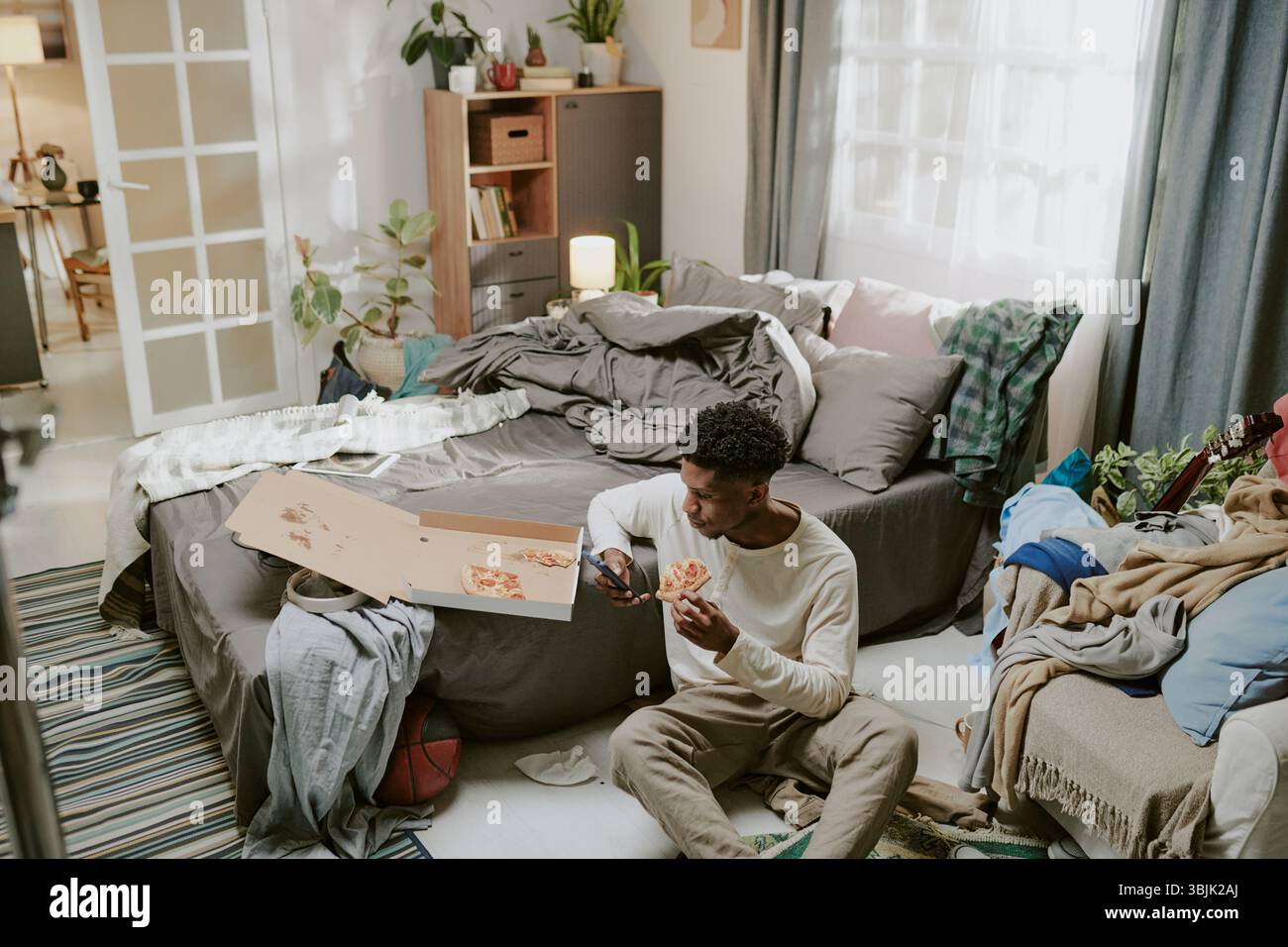 Kunst in gemütlichem und kreativem Wohnraum schaffen Stockfoto