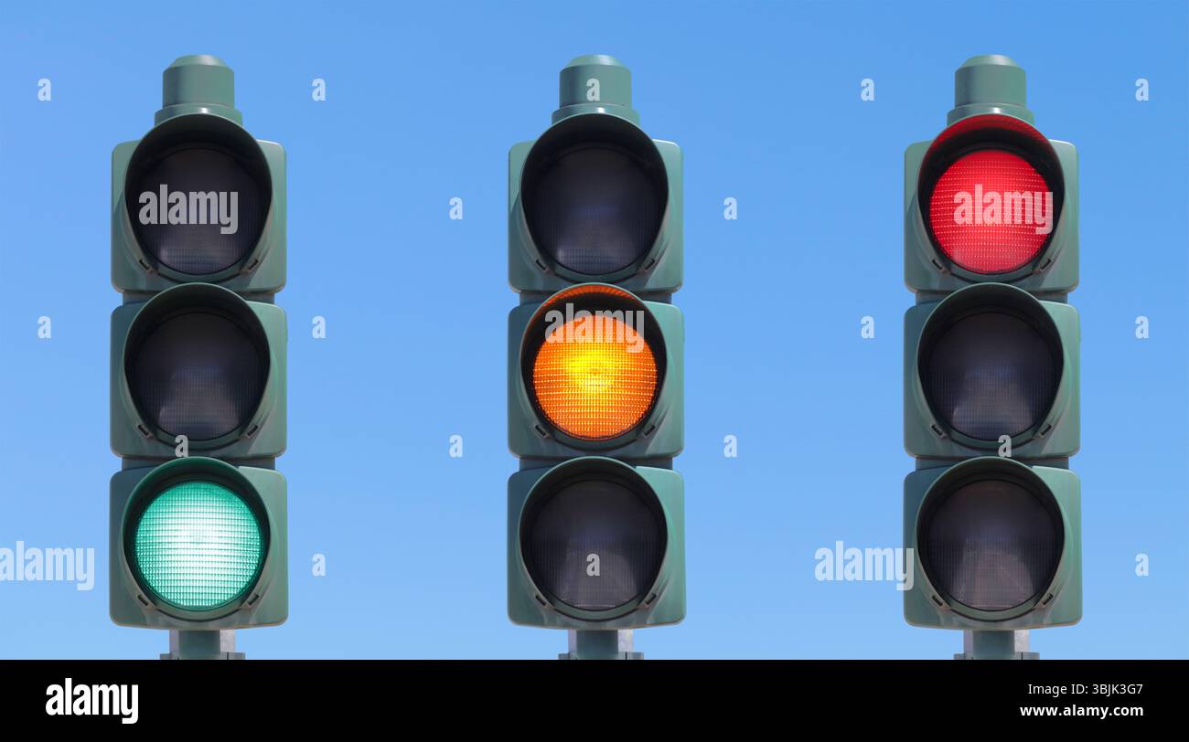Ampelsequenz: Grüne, gelbe und rote Ampel. Isoliert am Himmel. Stockfoto