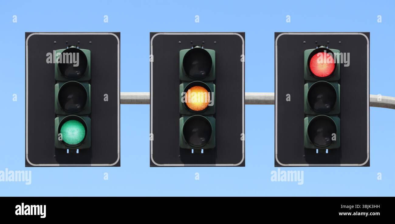Ampelsequenz: Grünes, gelbes und rotes Licht mit dem Himmel als Hintergrund. Stockfoto