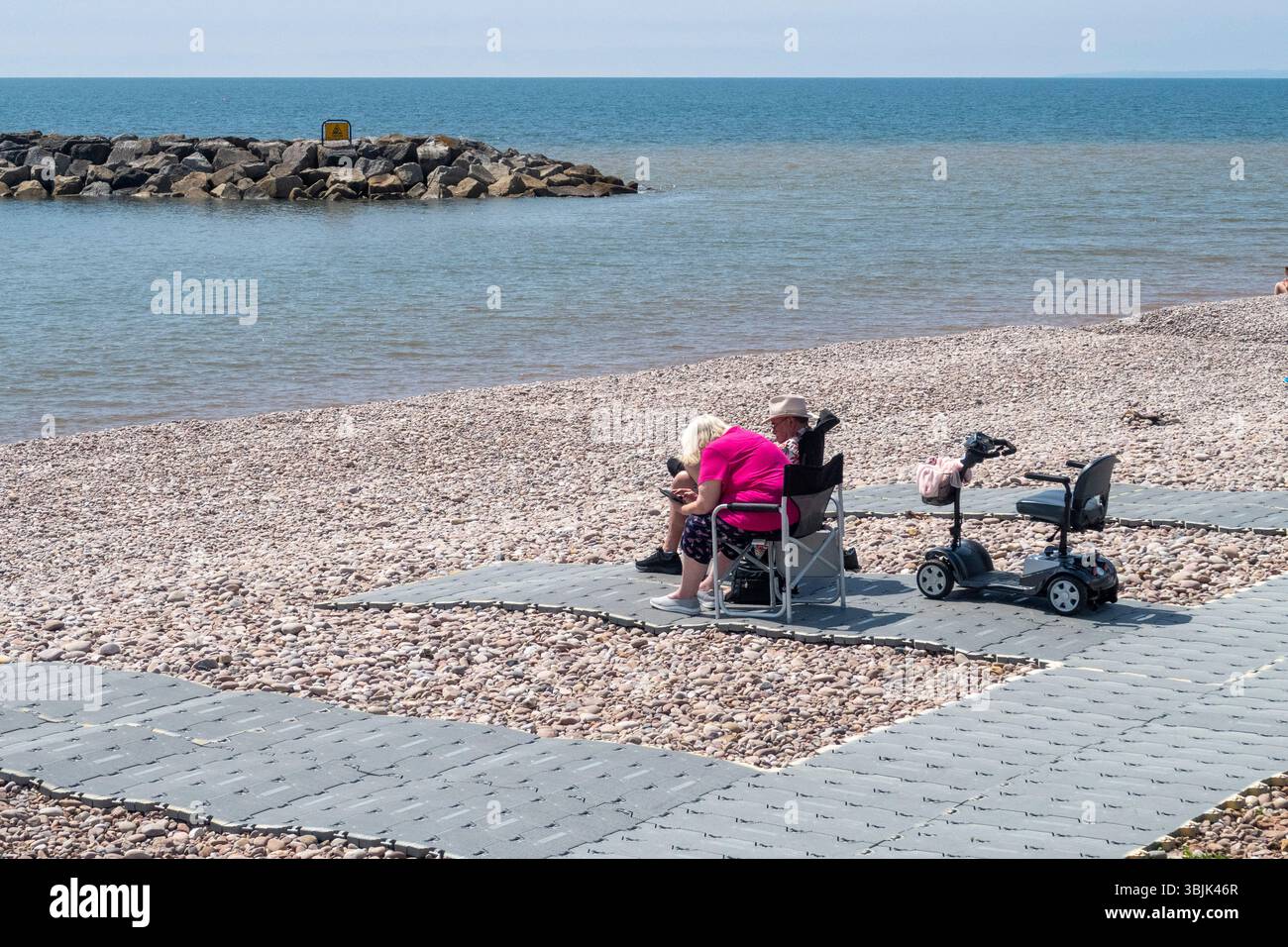 Juni 2025. Die barrierefreien Matten in Sidmouth, Devon am Sidmouth Beach ermöglichen es Rollstuhlfahrern, Rollstühlen und Müttern mit Kinderwagen, das herrliche Wetter zu genießen. Photo Central/Alamy Live News Stockfoto